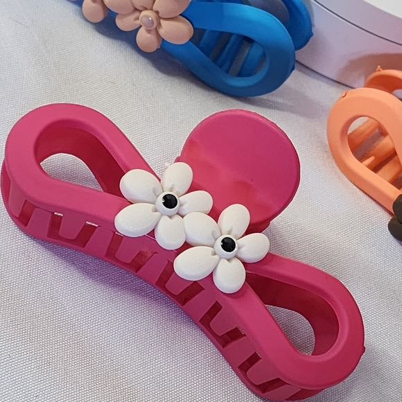 6 Acrylic Hair Claw Clips with Flower Detail New - Picture 3 of 7
